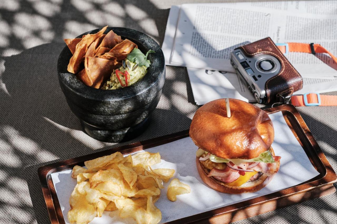 El Llorenc Parc De La Mar - Adults Only Palma de Mallorca Exterior photo A falafel and a burger at a restaurant in Tel Aviv