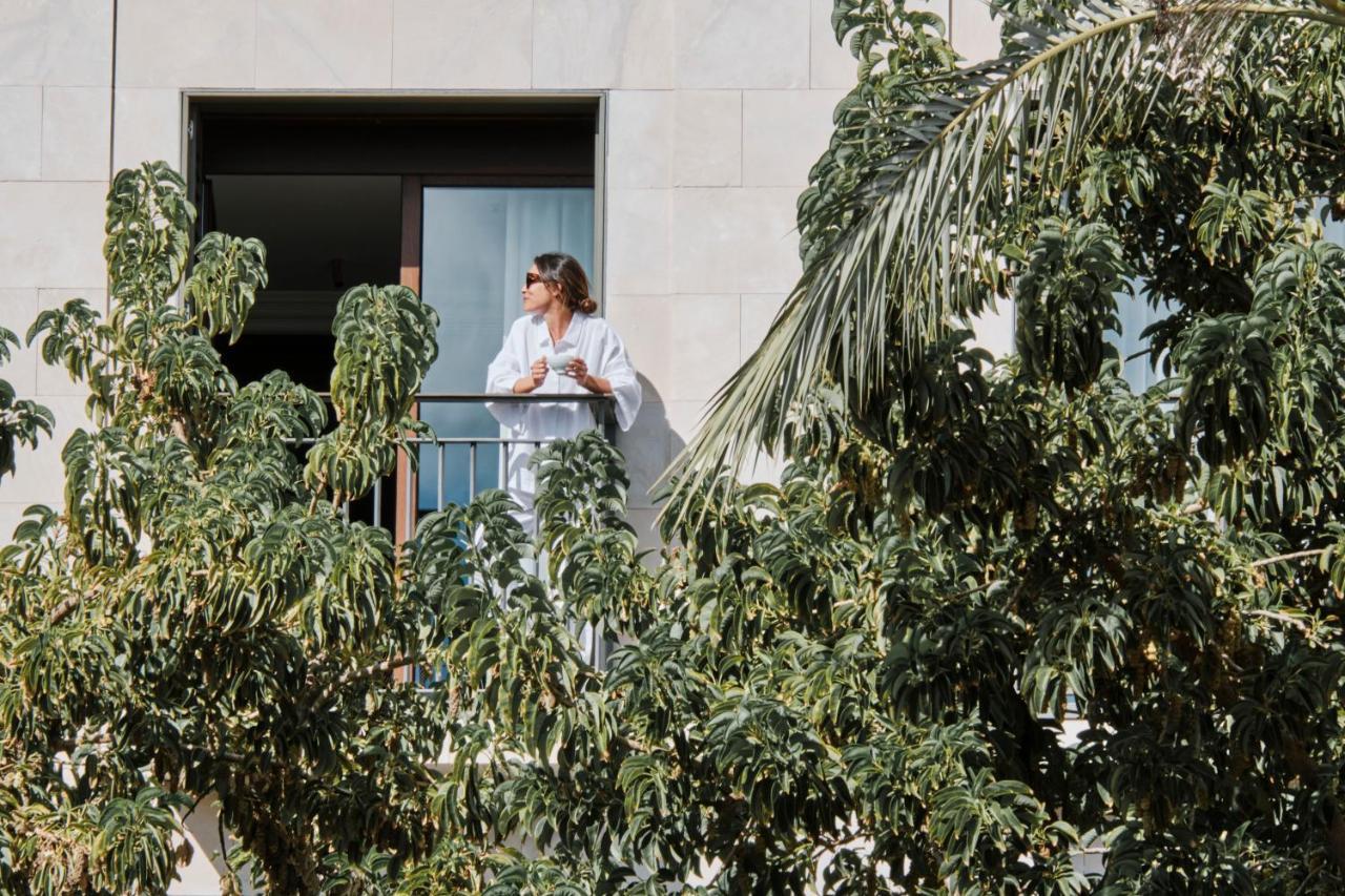 El Llorenc Parc De La Mar - Adults Only Palma de Mallorca Exterior photo A woman on a balcony in Madrid, Spain