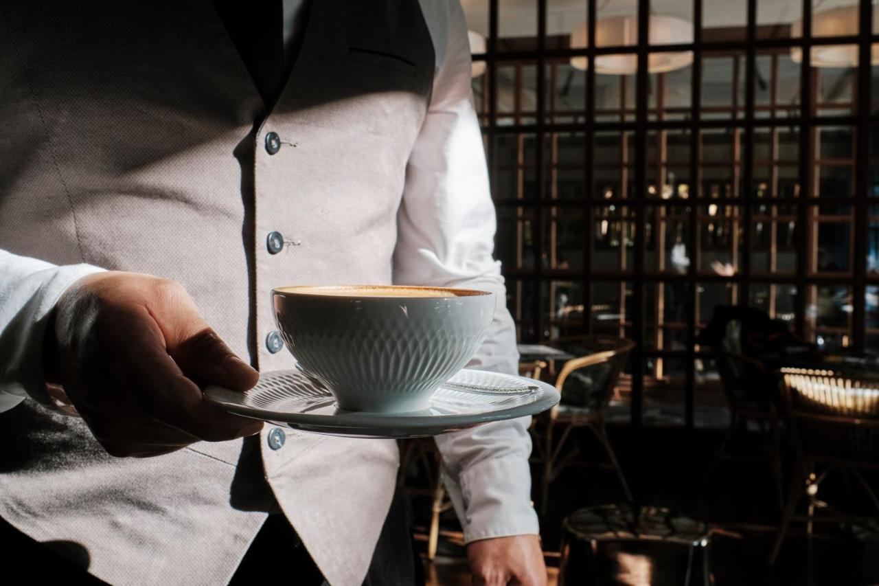 El Llorenc Parc De La Mar - Adults Only Palma de Mallorca Exterior photo A waiter serving coffee
