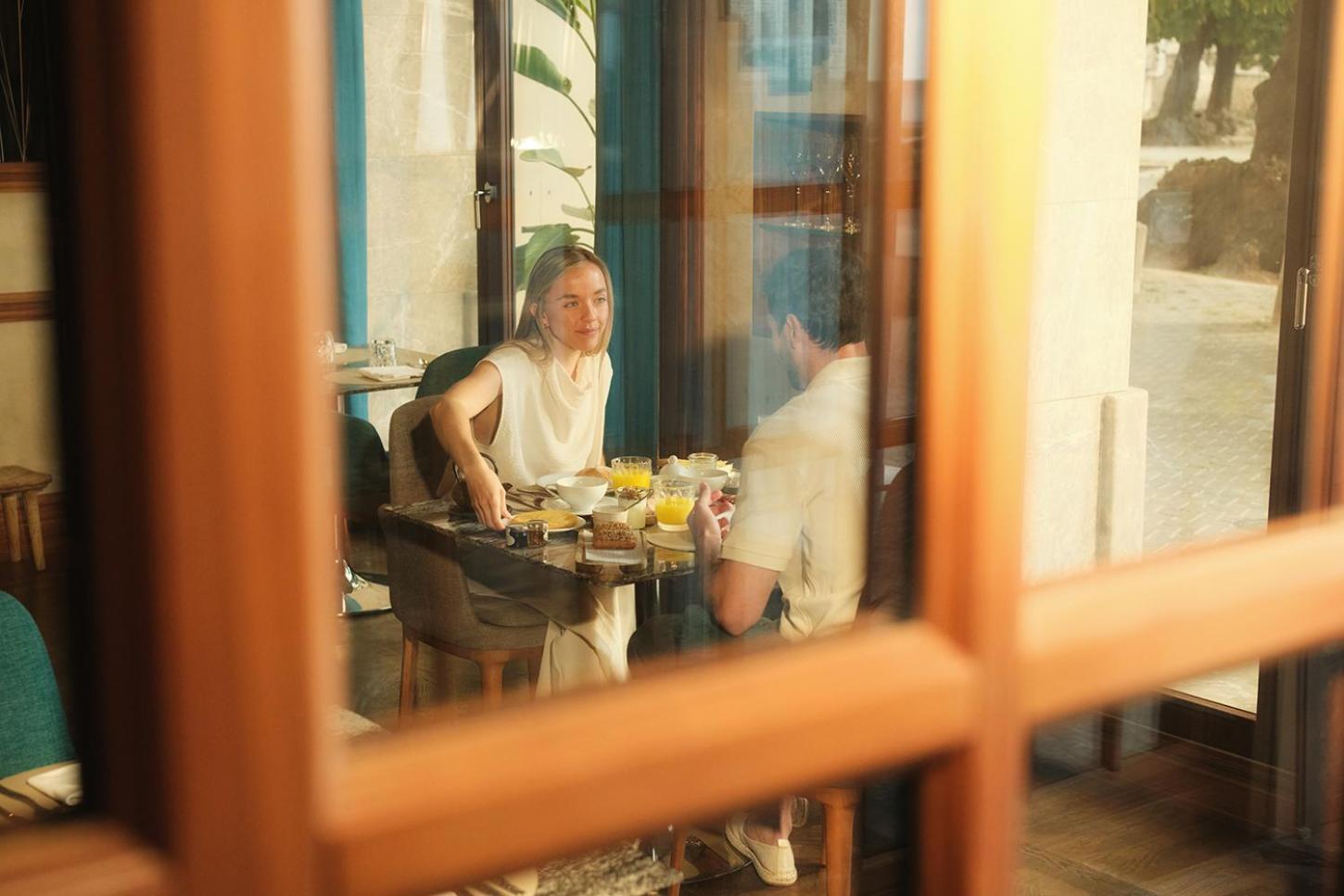El Llorenc Parc De La Mar - Adults Only Palma de Mallorca Exterior photo A woman eating at a restaurant in Tbilisi