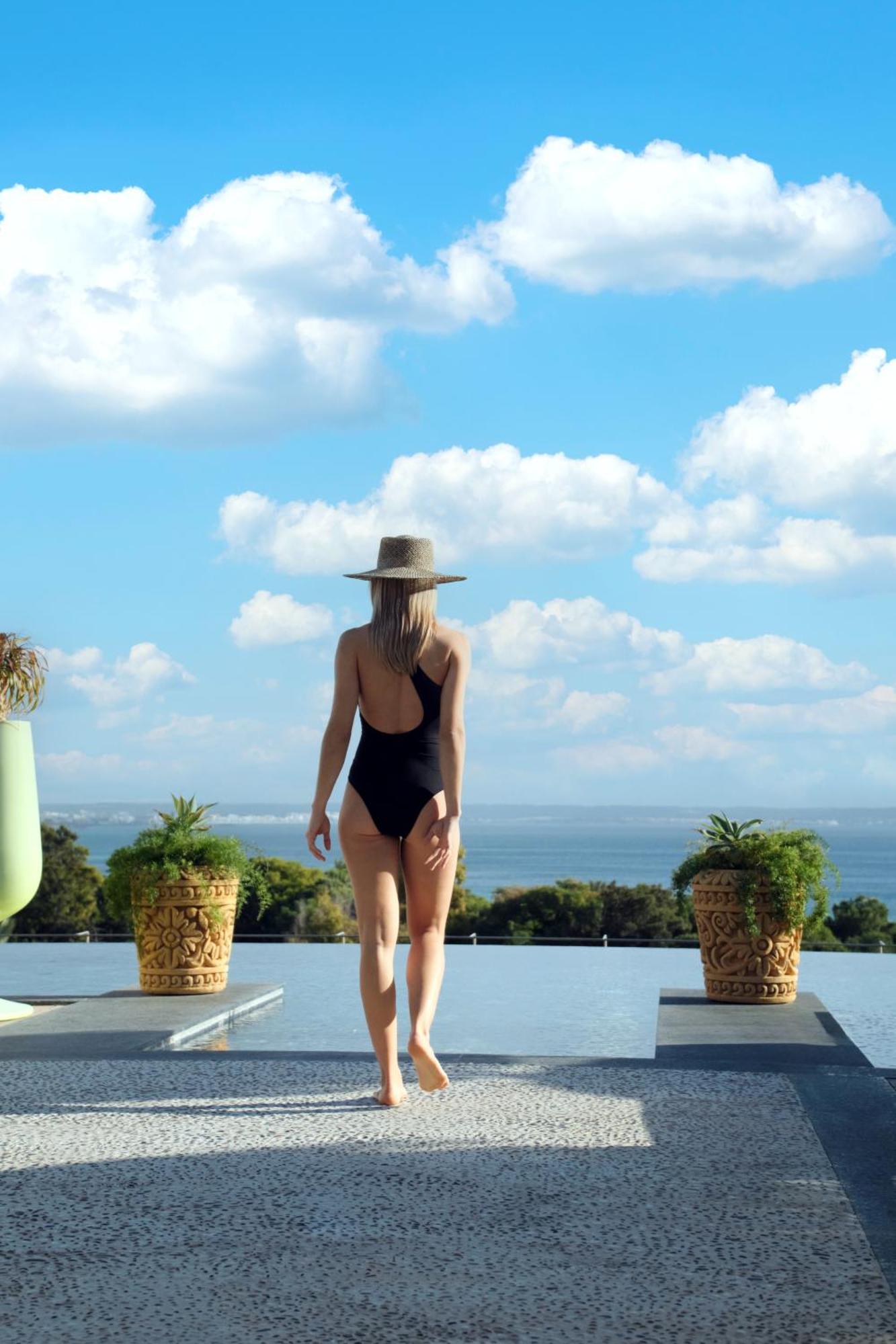 El Llorenc Parc De La Mar - Adults Only Palma de Mallorca Exterior photo A woman wearing a monokini