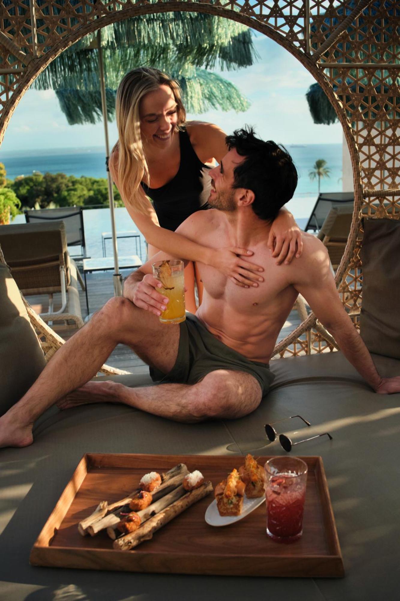 El Llorenc Parc De La Mar - Adults Only Palma de Mallorca Exterior photo A couple kissing