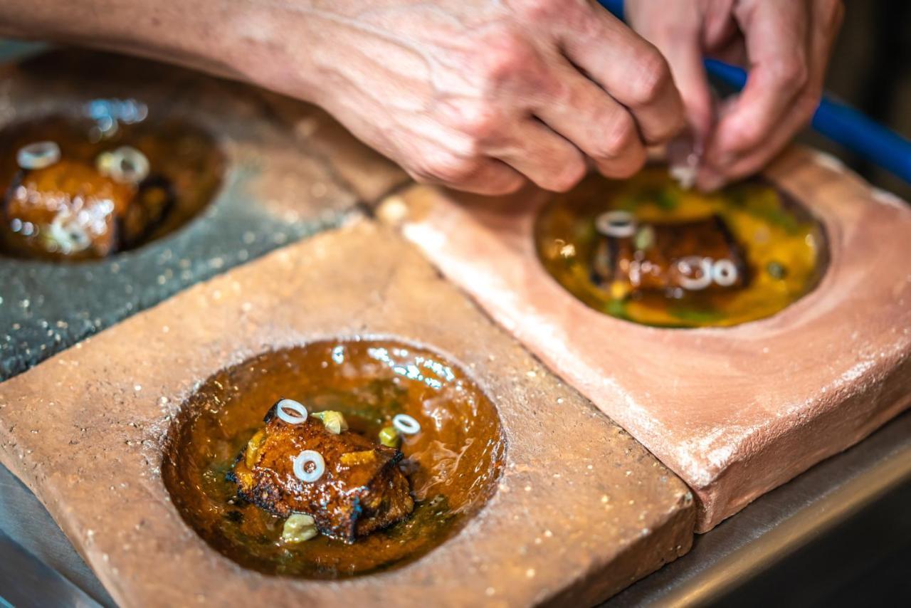 El Llorenc Parc De La Mar - Adults Only Palma de Mallorca Exterior photo A chef prepares a dish at the restaurant